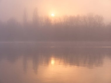 Kasım 2021 'de gün batımında nehrin üzerinde sis