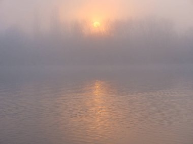 Kasım 2021 'de gün batımında nehrin üzerinde sis