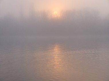 Kasım 2021 'de gün batımında nehrin üzerinde sis
