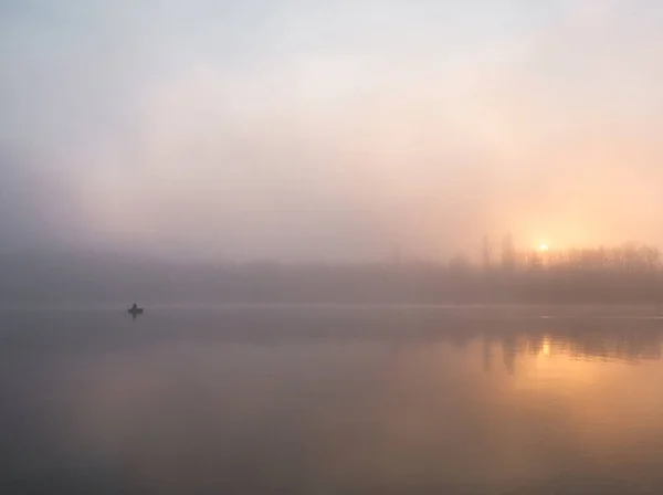 2021年11月日落时分 一位渔夫在一条船上 在大雾中渡过了这条河 — 图库照片