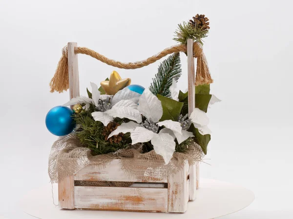 圣诞节木制复古盒 装有2021年圣诞节玩具 — 图库照片