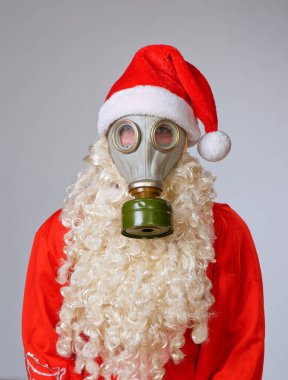 Beyaz bir arka planda koruyucu gaz maskesi takmış Noel Baba 'nın portresi.