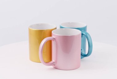 Süblimleşme yazdırmak için renkli bardaklar beyaz arkaplanda izole edildi