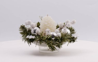 vazo ve mum. Masa süsü 2021.