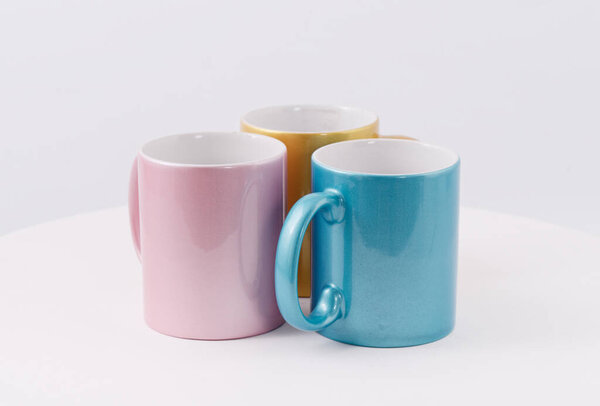 Цветные чашки для сублимационной печати изолированы на белом фоне 2021