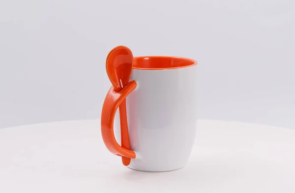 白い背景に隔離された昇華印刷のための色のカップ — ストック写真