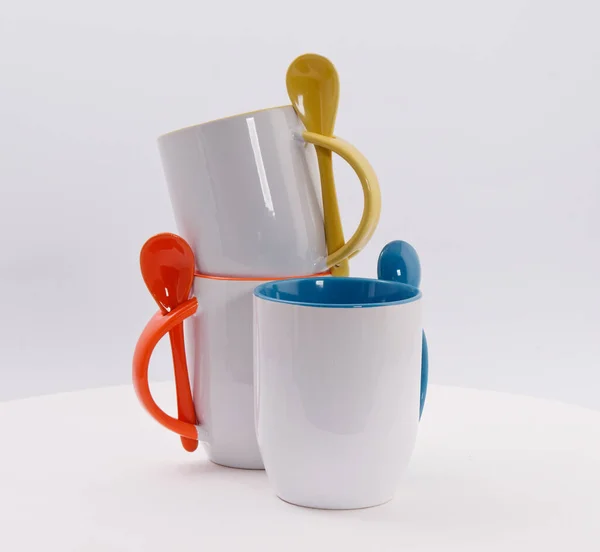 Tasses colorées pour l'impression par sublimation isolées sur fond blanc — Photo