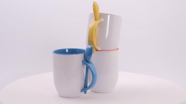 Цветные чашки для сублимационной печати изолированы на белом фоне — стоковое видео