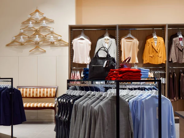 Gomel, Belarus - 20 Aralık 2021: 2021 Erkek ve kadın giyim mağazası