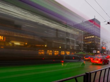 Yoğun trafik 2021 ile akşam sokak aydınlatması