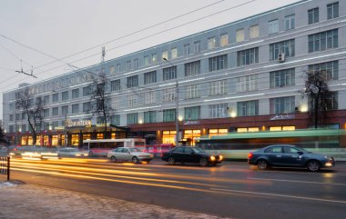 Gomel, Belarus - 30 Aralık 2021: yoğun trafik 2021 'de akşam vakti sokak aydınlanması