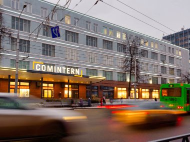 Gomel, Belarus - 30 Aralık 2021: yoğun trafik 2021 'de akşam vakti sokak aydınlanması