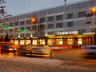 Gomel, Belarus - 30 Aralık 2021: yoğun trafik 2021 'de akşam vakti sokak aydınlanması