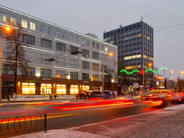 Gomel Bělorusko Prosince 2021 Pouliční Osvětlení Večerních Hodinách Hustým Provozem — Stock fotografie