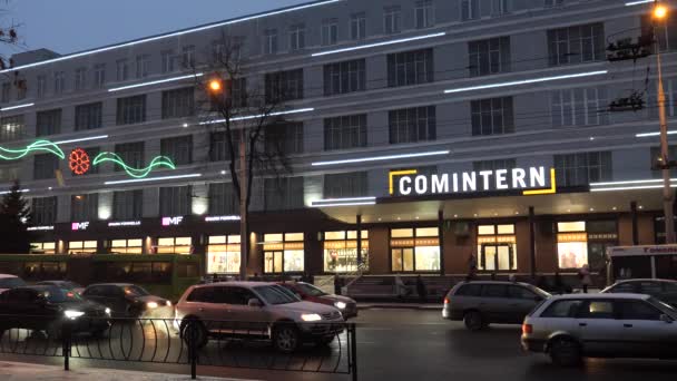 Gomel Weißrussland Dezember 2021 Straßenbeleuchtung Abend Bei Starkem Verkehr 2021 — Stockvideo