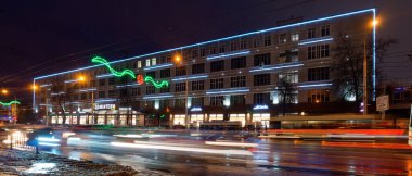 Gomel, Belarus - 30 Aralık 2021: yoğun trafik 2021 'de akşam vakti sokak aydınlanması