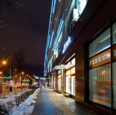 Gomel, Belarus - 30 Aralık 2021: yoğun trafik 2021 'de akşam vakti sokak aydınlanması