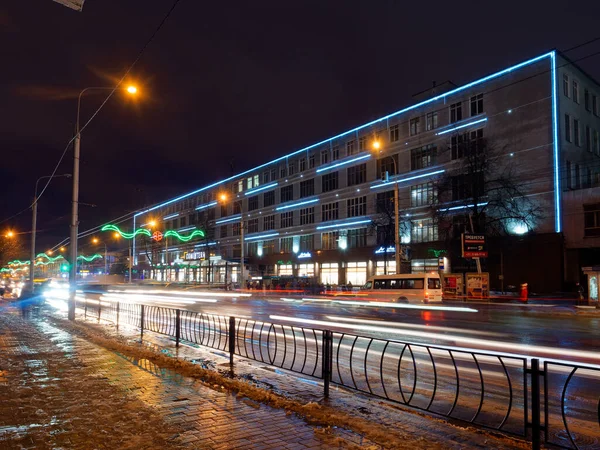 Homel Białoruś Grudnia 2021 Oświetlenie Uliczne Wieczorem Dużym Natężeniu Ruchu — Zdjęcie stockowe