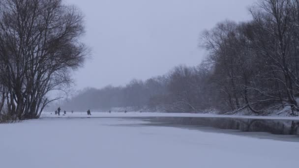 Pesca de invierno en el río nieva — Vídeos de Stock