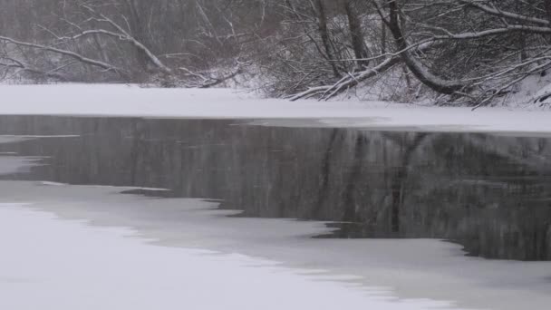 Ghiaccio sul fiume con acqua aperta nevica — Video Stock