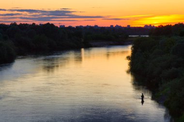 2022 nehrinin üzerinde gün batımında güzel güneş