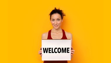 Elinde ışık kutusuyla gülümseyen genç bir kadın: