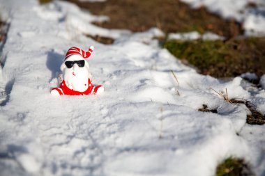 Karda güneş gözlüğü olan havalı komik Noel Baba. 