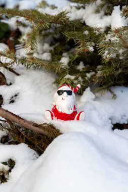 Karda güneş gözlüğü olan havalı komik Noel Baba. 