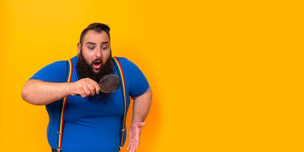 Big Bearded Funny Man Magnifying Lens Surprise Expression —  Fotos de Stock