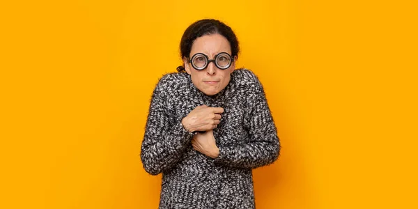 Stará Legrační Žena Tlustými Brýlemi Bundou Pocit Chladu — Stock fotografie
