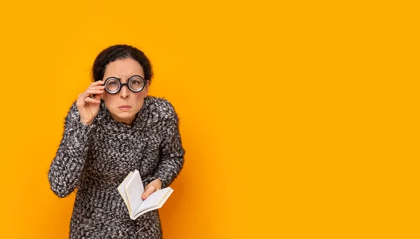 Old Funny Very Myopic Woman Thick Glasses Book Trying See — Stock Photo, Image