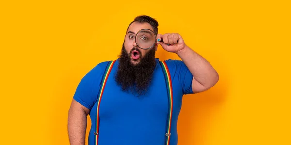 Big Bearded Funny Man Magnifying Lens Big Eye Surprise Expression — Fotografia de Stock