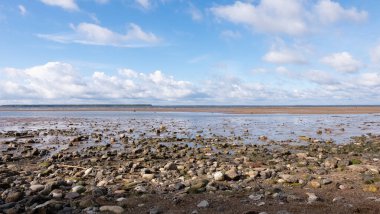 Rocky plajı ve bulutlu mavi gökyüzü