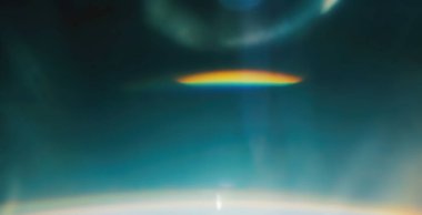 Gerçek anamorfik ışık sızıntısı. Anamorfik mercekte doğal lens parlıyor.