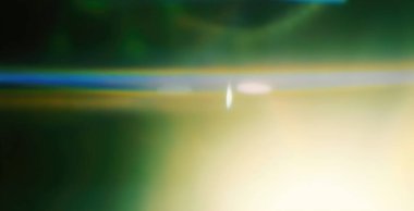 Gerçek anamorfik ışık sızıntısı. Anamorfik mercekte doğal lens parlıyor.