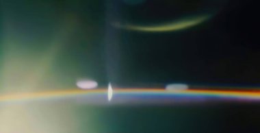 Gerçek anamorfik ışık sızıntısı. Anamorfik mercekte doğal lens parlıyor.