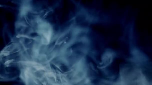 Wolk Van Grijze Rook Met Blauwe Tinten Vult Hele Frame — Stockvideo