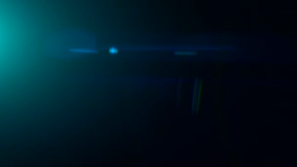 オーバーレイ効果のための黒の背景にフレームの左側に青の色合いのハイライトと変成岩レンズフレア — ストック動画