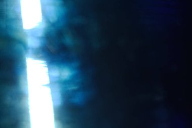 Bokeh ile soyut bir arkaplan mavi ışıkların odağını kaldırdı ve siyah gölgeye büründü. fotoğraf efekti