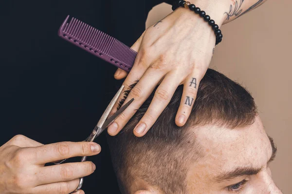 Barbeiro Cortando Cabelo Homem Com Tesoura Fotografia Mãos Cabeleireiro Feminino — Fotografia de Stock
