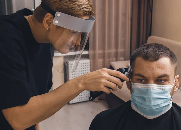 Cabeleireiro Cliente Usando Uma Máscara Protetora Serviços Barbeiro Casa Mulher — Fotografia de Stock