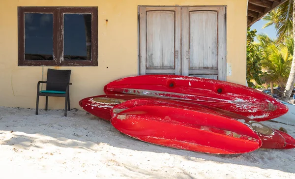 Κανό Στην Άμμο Κοντά Στο Σημείο Surf Σπίτι Στην Παραλία — Φωτογραφία Αρχείου