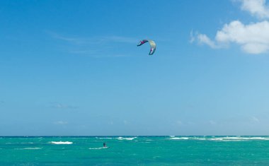 Turkuaz okyanus mavi gökyüzü ve uçurtma sörfü.