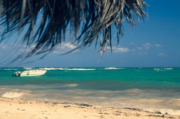 Beautiful Ocean Beach Boat Turquoise Sea Blue Sky — стоковое фото