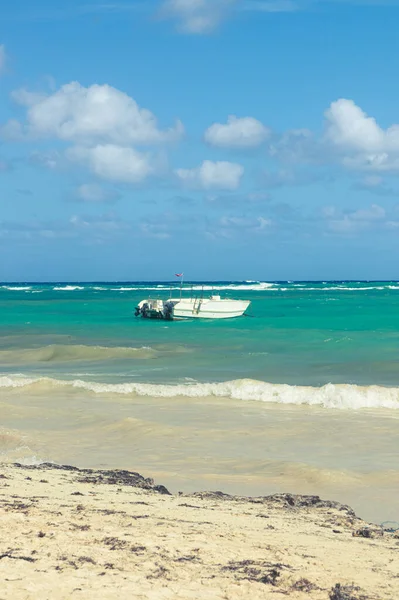 Θάλασσα Παραλία Καλοκαίρι Όμορφη Θαλασσογραφία Και Λευκό Σκάφος — Φωτογραφία Αρχείου