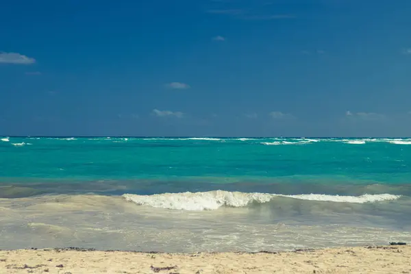 Blue Sky Turquoise Sea Sand Beach Seascape — Zdjęcie stockowe