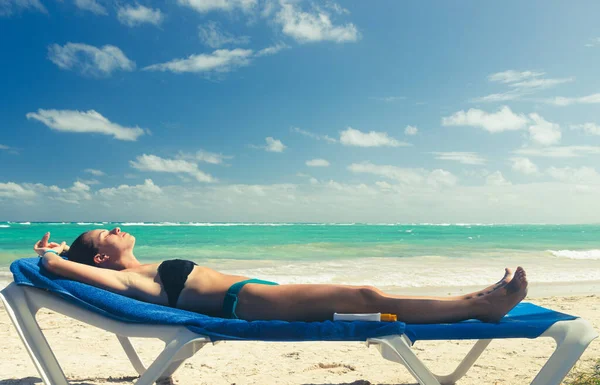 Beautiful Adult Woman Wearing Swimsuit Lies Ocean Beach Sunbathes — Zdjęcie stockowe