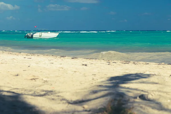 Sand Beach Turquoise Sea White Motorboat — Zdjęcie stockowe