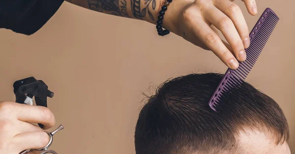 Hairdresser Combing Man Hair Close Hair Salon Barbershop Concept — Fotografia de Stock