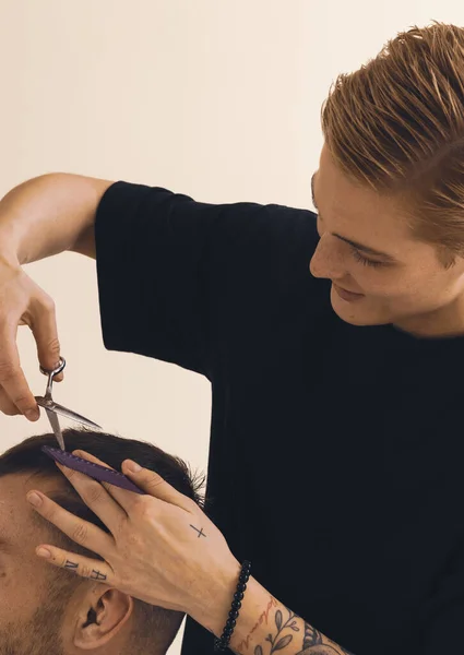 Hairdressing Hair Salon Concept Woman Cutting Man — Fotografia de Stock